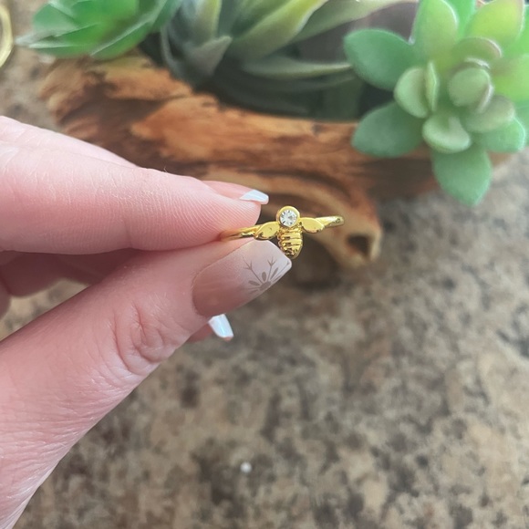 Rhinestone Bumble Bee Ring - Picture 8 of 8